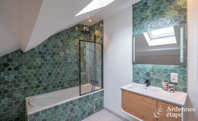 Grande maison de vacances pour 12 personnes avec 4 chambres, 3 salles de bains, jacuzzi, salle de jeux et jardin