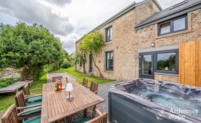 Grande maison de vacances pour 12 personnes avec 4 chambres, 3 salles de bains, jacuzzi, salle de jeux et jardin
