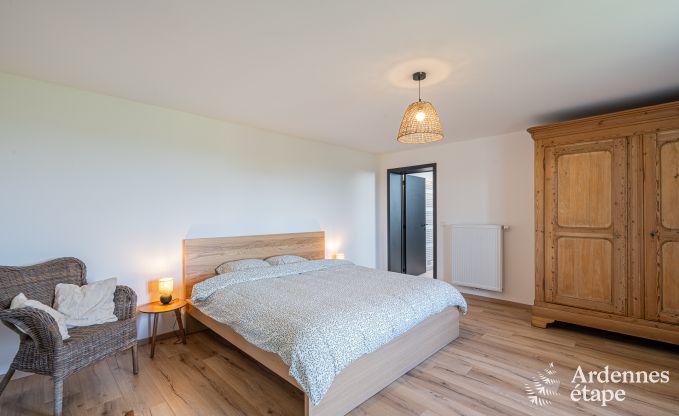 Grande maison de vacances pour 12 personnes avec 4 chambres, 3 salles de bains, jacuzzi, salle de jeux et jardin