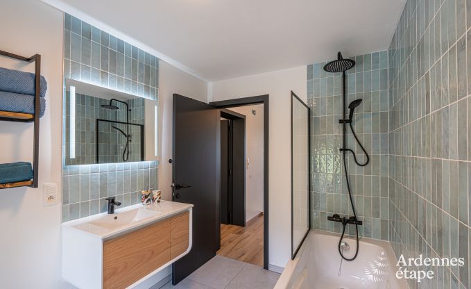 Grande maison de vacances pour 12 personnes avec 4 chambres, 3 salles de bains, jacuzzi, salle de jeux et jardin