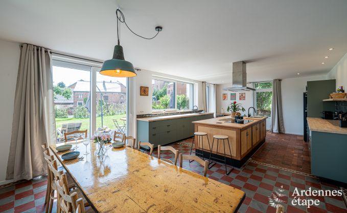 Grande maison de vacances pour 12 personnes avec 4 chambres, 3 salles de bains, jacuzzi, salle de jeux et jardin