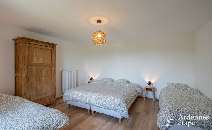 Grande maison de vacances pour 12 personnes avec 4 chambres, 3 salles de bains, jacuzzi, salle de jeux et jardin