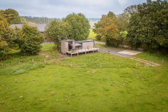 Tiny house pour 4 personnes  Lglise, sjour cosy, kitchenette, poele  pellets, terrasse prive, nature
