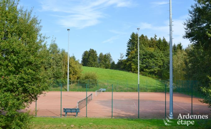 Maison de vacances � L�glise, Ardenne, 32 personnes, grand jardin priv�, �quipements sportifs, spa, salle de jeux, confort optimal