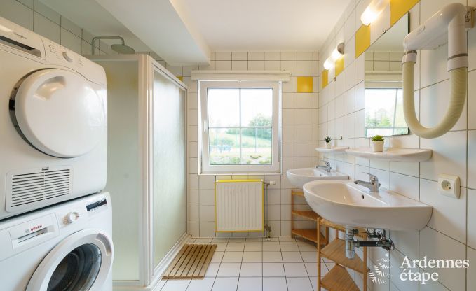 Maison de vacances � L�glise, Ardenne, 32 personnes, grand jardin priv�, �quipements sportifs, spa, salle de jeux, confort optimal