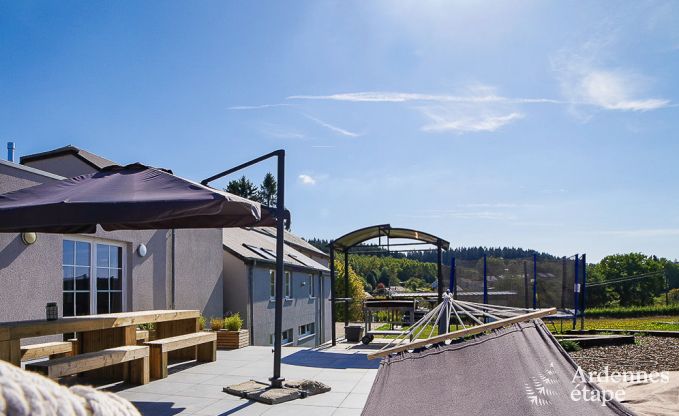 Maison de vacances � L�glise, Ardenne, 32 personnes, grand jardin priv�, �quipements sportifs, spa, salle de jeux, confort optimal
