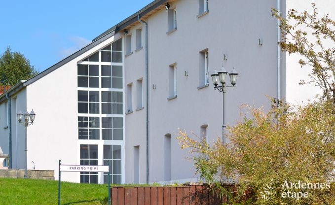 Maison de vacances � L�glise, Ardenne, 32 personnes, grand jardin priv�, �quipements sportifs, spa, salle de jeux, confort optimal