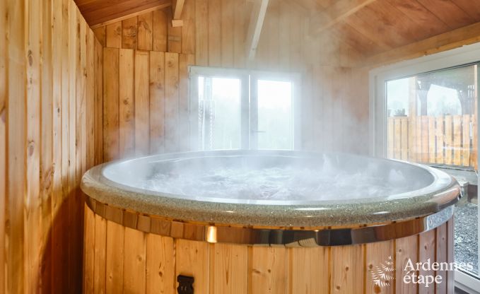 Calme assur� dans ce charmant chalet pour 4 personnes avec bain � remous dans l'environnement naturel de Libin