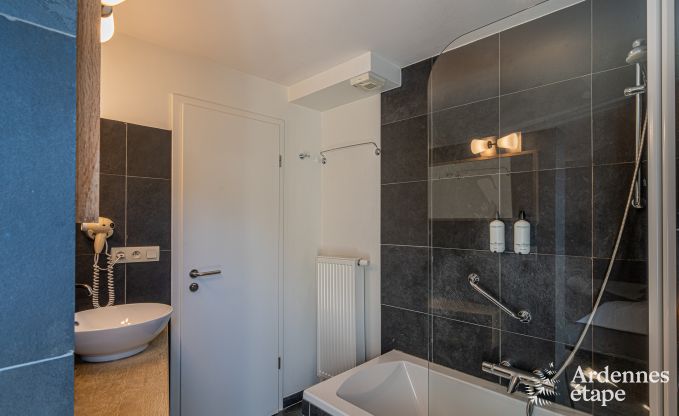 Grande maison de vacances  Libin pour 15 personnes avec salles de bains prives et cuisine professionnelle