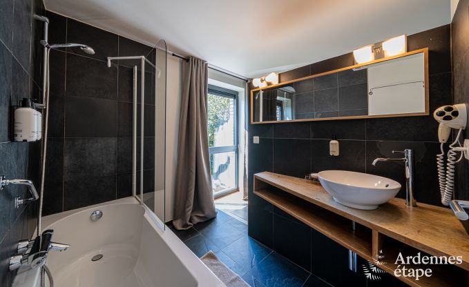 Grande maison de vacances  Libin pour 15 personnes avec salles de bains prives et cuisine professionnelle