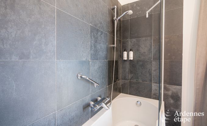 Grande maison de vacances  Libin pour 15 personnes avec salles de bains prives et cuisine professionnelle