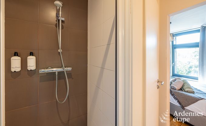 Grande maison de vacances  Libin pour 15 personnes avec salles de bains prives et cuisine professionnelle