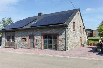 Lumineuse maison de vacances avec grande terrasse à louer à Libramont