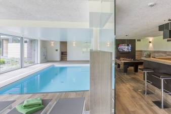 Villa de luxe avec piscine intérieure pour 15 personnes à Libramont