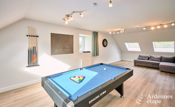 Spacieuse maison de vacances  Libramont pour 20 personnes avec salle de jeux, jardin et barbecue en Ardenne