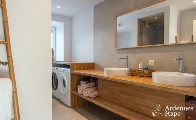 Spacieuse maison de vacances  Libramont pour 20 personnes avec salle de jeux, jardin et barbecue en Ardenne