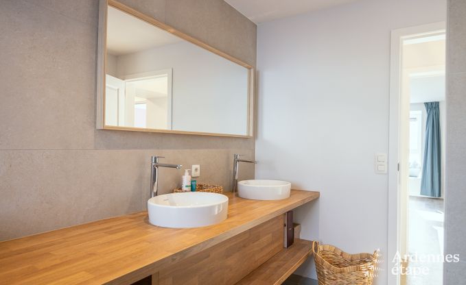 Spacieuse maison de vacances  Libramont pour 20 personnes avec salle de jeux, jardin et barbecue en Ardenne