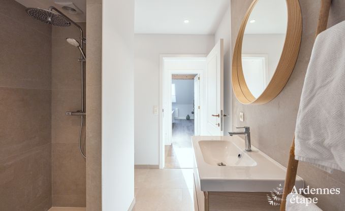 Spacieuse maison de vacances  Libramont pour 20 personnes avec salle de jeux, jardin et barbecue en Ardenne