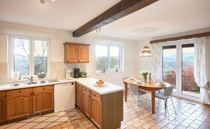 Grande maison de vacances � Lierneux avec 2 chambres, salle de jeux, jardin priv� et local � v�los