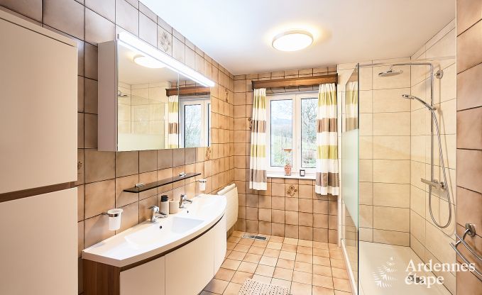 Grande maison de vacances � Lierneux avec 2 chambres, salle de jeux, jardin priv� et local � v�los