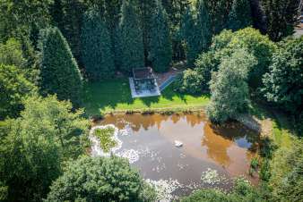 Ambiance romantique pour 2 personnes au bord de l’étang à Manhay
