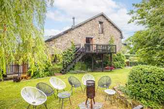 Maison de vacances pour 9 personnes à Manhay, Ardennes : jardin, poêle à bois et borne de recharge.