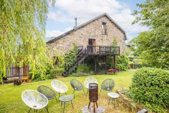 Maison de vacances pour 8 personnes  Manhay, Ardennes : jardin, pole  bois et borne de recharge.