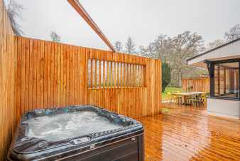 Feu ouvert et jacuzzi dans cette location 6/8 personnes  Manhay