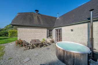 Maison de vacances pour 9 personnes à Manhay, en Ardenne, avec 4 chambres, jacuzzi et jardin.