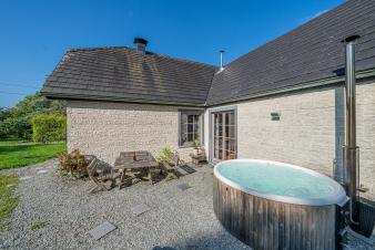 Maison de vacances pour 9 personnes  Manhay, en Ardenne, avec 4 chambres, jacuzzi et jardin.