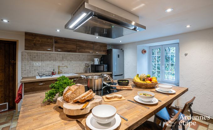 Charmante maison chien admis  Manhay pour 8 personnes, avec piscine extrieure chauffe, tang priv et garage  vlos  la lisire de la fort