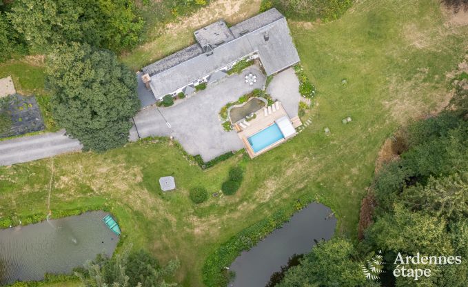 Charmante maison chien admis  Manhay pour 8 personnes, avec piscine extrieure chauffe, tang priv et garage  vlos  la lisire de la fort