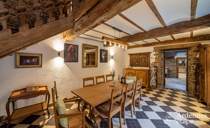 Charmante maison chien admis  Manhay pour 8 personnes, avec piscine extrieure chauffe, tang priv et garage  vlos  la lisire de la fort