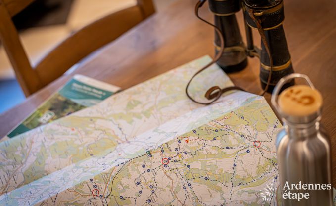 Charmante maison chien admis  Manhay pour 8 personnes, avec piscine extrieure chauffe, tang priv et garage  vlos  la lisire de la fort