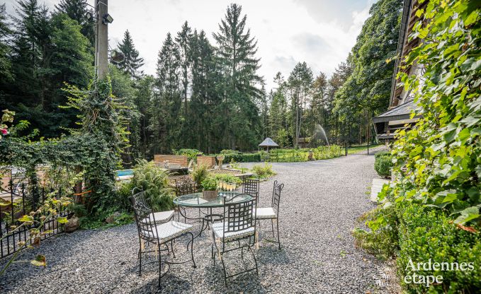 Charmante maison chien admis  Manhay pour 8 personnes, avec piscine extrieure chauffe, tang priv et garage  vlos  la lisire de la fort