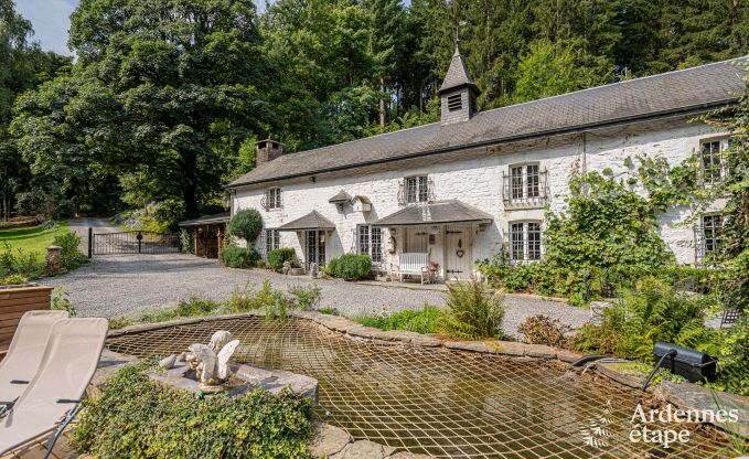 Charmante maison chien admis  Manhay pour 8 personnes, avec piscine extrieure chauffe, tang priv et garage  vlos  la lisire de la fort