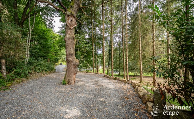 Charmante maison chien admis  Manhay pour 8 personnes, avec piscine extrieure chauffe, tang priv et garage  vlos  la lisire de la fort