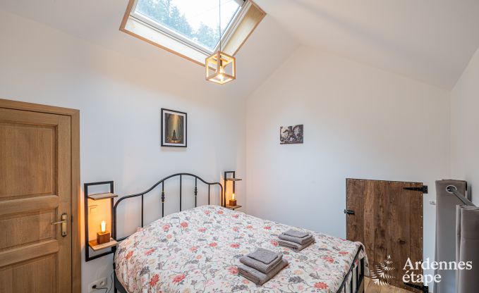 Charmante maison chien admis  Manhay pour 8 personnes, avec piscine extrieure chauffe, tang priv et garage  vlos  la lisire de la fort