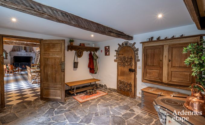 Charmante maison chien admis  Manhay pour 8 personnes, avec piscine extrieure chauffe, tang priv et garage  vlos  la lisire de la fort