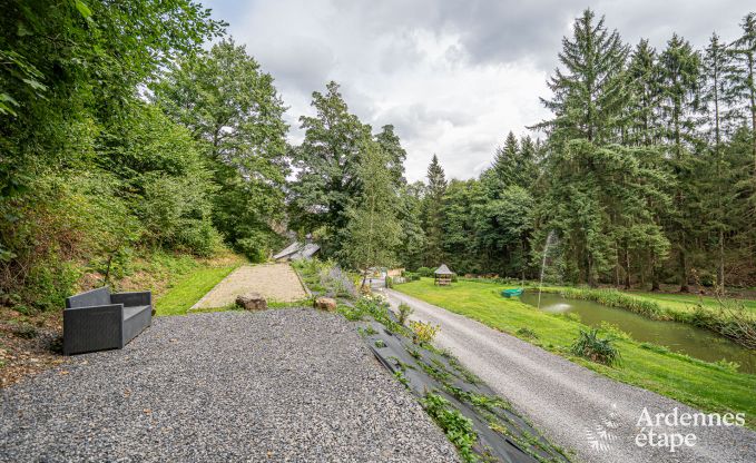 Charmante maison chien admis  Manhay pour 8 personnes, avec piscine extrieure chauffe, tang priv et garage  vlos  la lisire de la fort