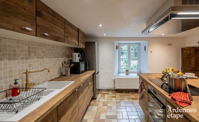 Charmante maison chien admis  Manhay pour 8 personnes, avec piscine extrieure chauffe, tang priv et garage  vlos  la lisire de la fort