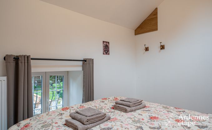 Charmante maison chien admis  Manhay pour 8 personnes, avec piscine extrieure chauffe, tang priv et garage  vlos  la lisire de la fort