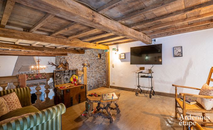 Charmante maison chien admis  Manhay pour 8 personnes, avec piscine extrieure chauffe, tang priv et garage  vlos  la lisire de la fort