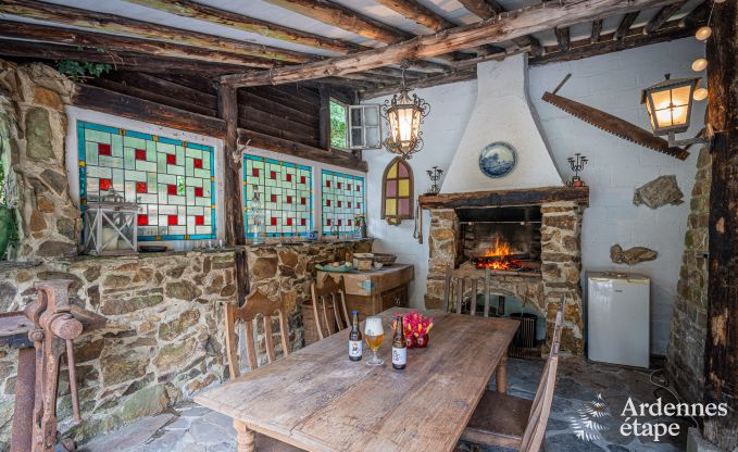 Charmante maison chien admis  Manhay pour 8 personnes, avec piscine extrieure chauffe, tang priv et garage  vlos  la lisire de la fort