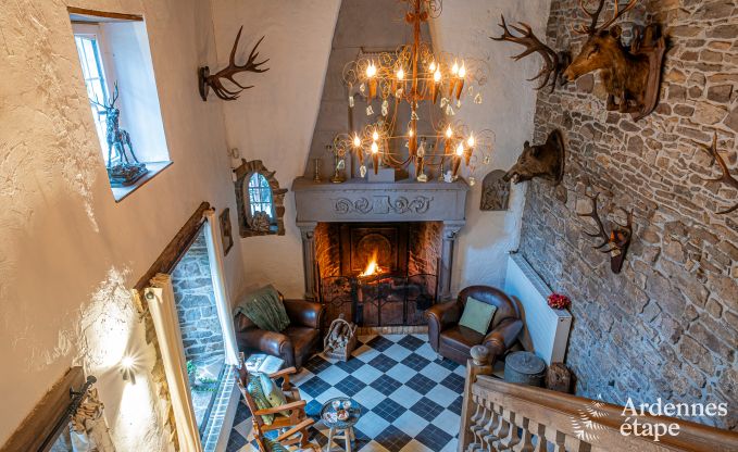 Charmante maison chien admis  Manhay pour 8 personnes, avec piscine extrieure chauffe, tang priv et garage  vlos  la lisire de la fort