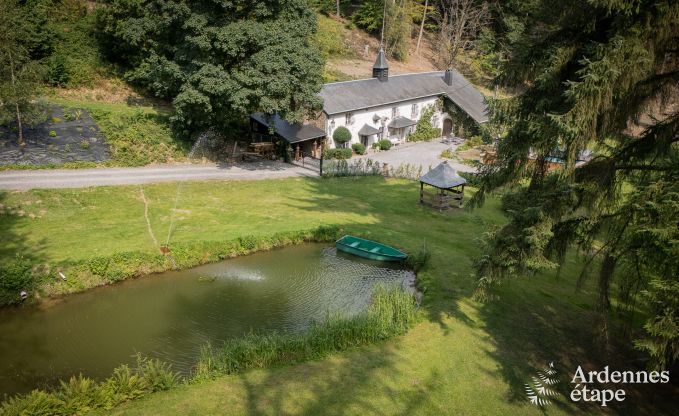 Charmante maison chien admis  Manhay pour 8 personnes, avec piscine extrieure chauffe, tang priv et garage  vlos  la lisire de la fort