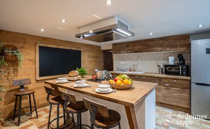 Charmante maison chien admis  Manhay pour 8 personnes, avec piscine extrieure chauffe, tang priv et garage  vlos  la lisire de la fort