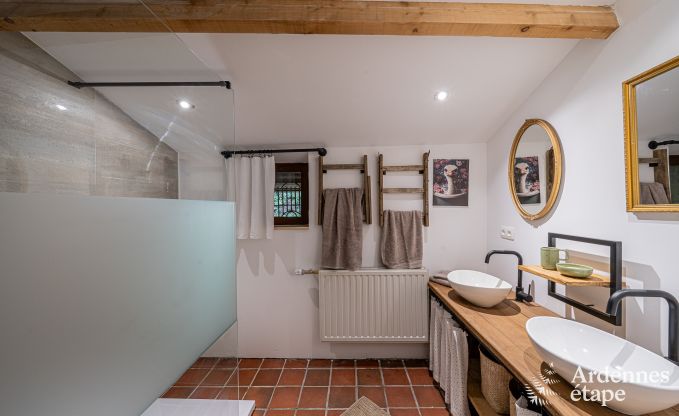 Charmante maison chien admis  Manhay pour 8 personnes, avec piscine extrieure chauffe, tang priv et garage  vlos  la lisire de la fort