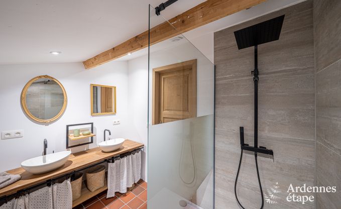 Charmante maison chien admis  Manhay pour 8 personnes, avec piscine extrieure chauffe, tang priv et garage  vlos  la lisire de la fort