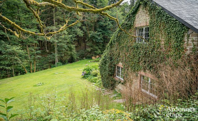 Charmante maison chien admis  Manhay pour 8 personnes, avec piscine extrieure chauffe, tang priv et garage  vlos  la lisire de la fort
